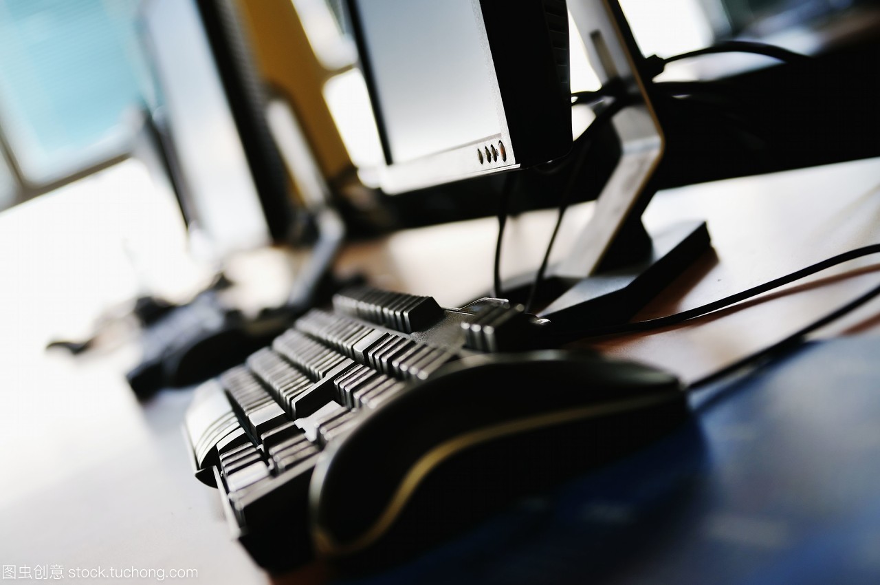 全新電腦與TFT顯示器在現(xiàn)代學(xué)校教室的應(yīng)用